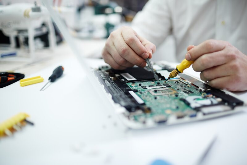 Afbeelding: Indien nodig wordt de refurbished elektronica gerepareerd of worden onderdelen vervangen.